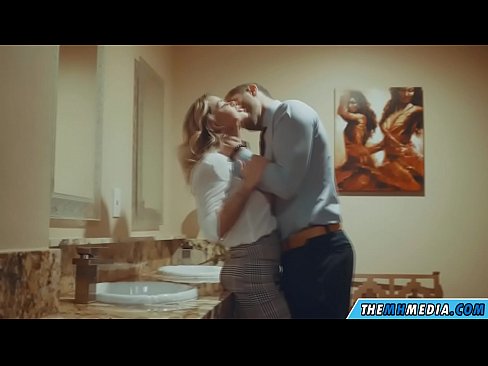 ❤️ 当一个胸大无脑的金发女郎在公共厕所里勾引你时 ️ 自制毛片❌️❤